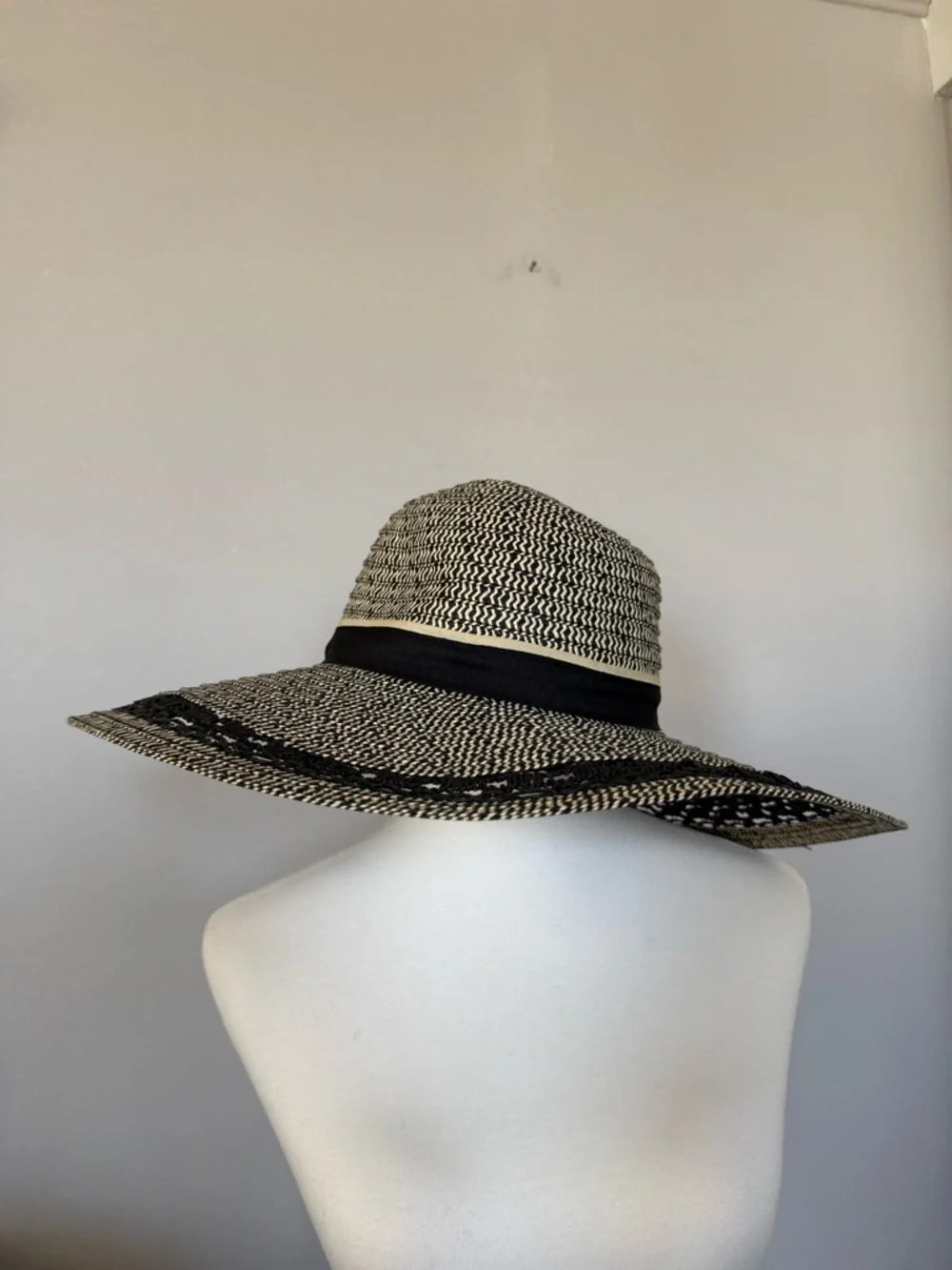 Time and Tru Large Wide Brim Black Natural Braided Straw Sun Hat Floppy Women